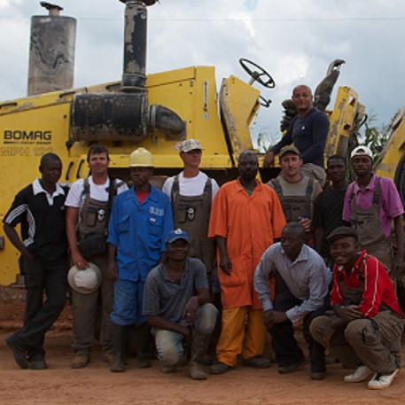 138 milliárd forintos afrikai útépítés reklámfilmjében tűnik fel a Duna Aszfalt