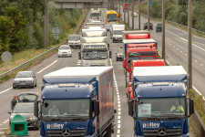 Drágul az élelmiszer, lassan jön a netes csomag, és a kettőnek ugyanaz az oka