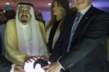 Egyre nehezebb megkülönböztetni az USA külpolitikáját Trump üzleti érdekeitől