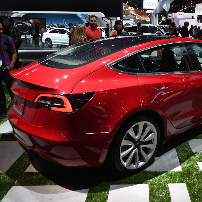 A beígért olcsó Tesla valójában húszmillióba kerül, és várni kell rá