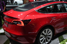 A beígért olcsó Tesla valójában húszmillióba kerül, és várni kell rá