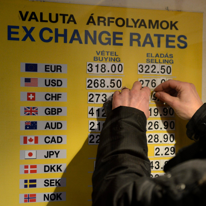 Miért lett hirtelen 320 forint egy euró, és meddig marad ez így?
