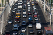 Miből van több a magyar utakon, Maseratiból, Teslából vagy Zaporozsecből?