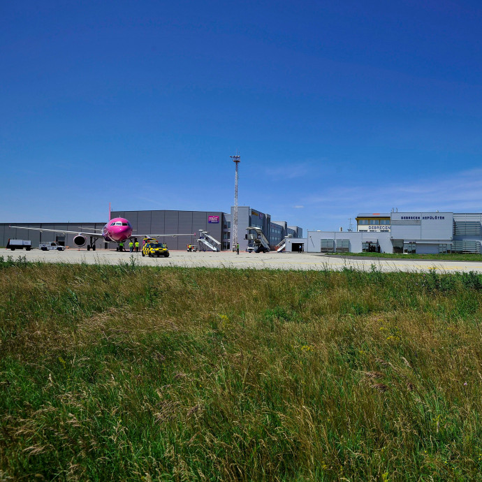 Vendégmunkás reptér lett a debreceni, most már jöhetnének a turisták is