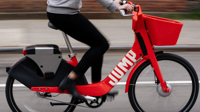 Közösségi kerékpárokkal hódítja meg újra az Uber Európát