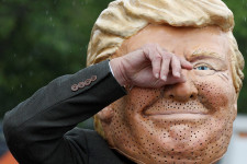 Trump Kim Dzsongunhoz lohol ahelyett, hogy végigülné a G7-csúcsot