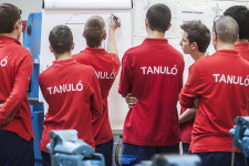 Sokkal több a nem tanuló és nem dolgozó fiatal magyar lány, mint fiú