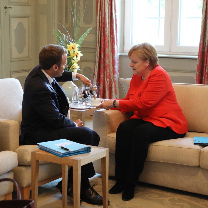 Merkel és Macron közös euróövezeti költségvetést terveznek
