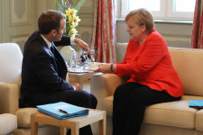 Merkel és Macron közös euróövezeti költségvetést terveznek