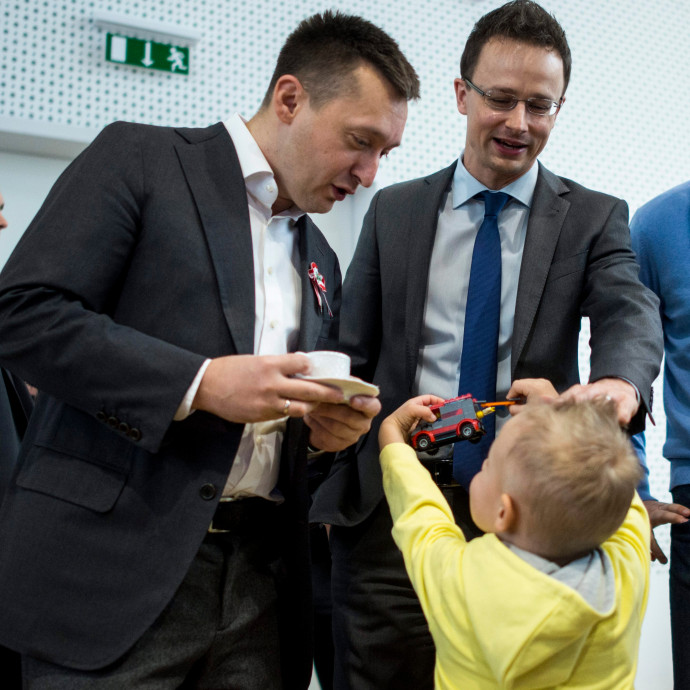Rogán és Szijjártó képtelen megszabadulni milliós tartozásától