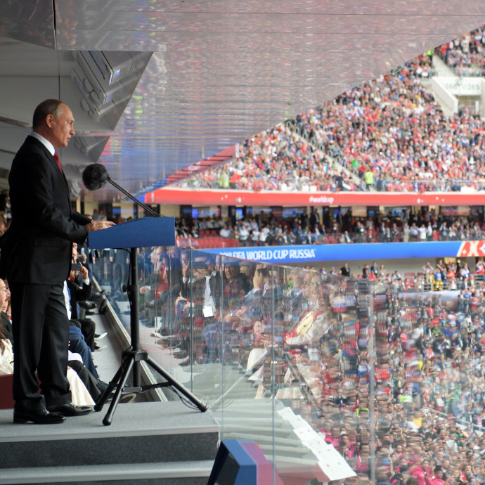 Putyin megszorításokba kezdett a vb rejtekében