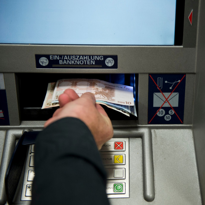 A magyarok és a németek is imádják a készpénzt, de ott már korlátozzák a pénzfelvételt