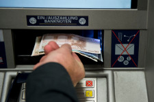 A magyarok és a németek is imádják a készpénzt, de ott már korlátozzák a pénzfelvételt