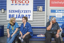 Riválisával összefogva törné le az árakat a Tesco