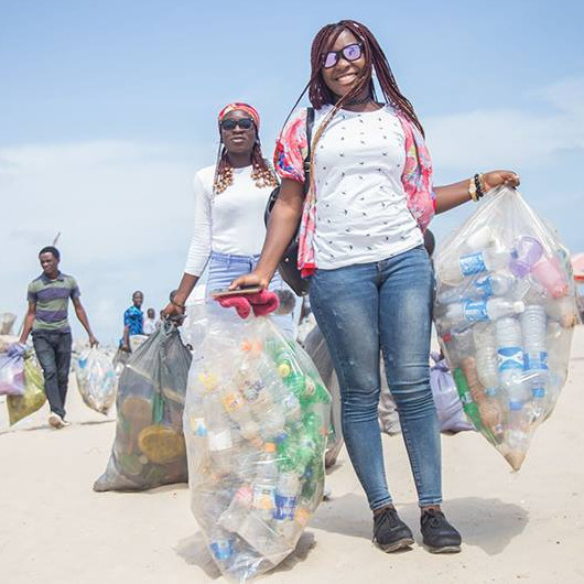 Golfautót, vámpírfogat és 2,5 millió cigicsikket szedtek ki az óceánból
