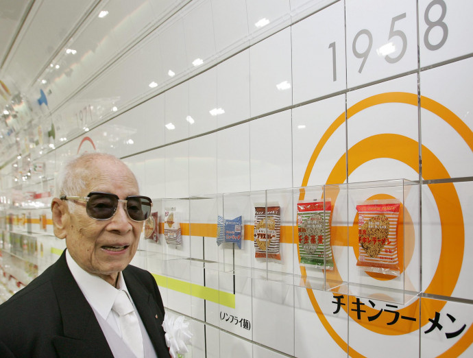 Momofuku Ando, a Nissin Food Products Co. alapítója 94 évesen, 2004-ben a cég múzeumában a legendás első termékkel. Fotó: AFP/Europress