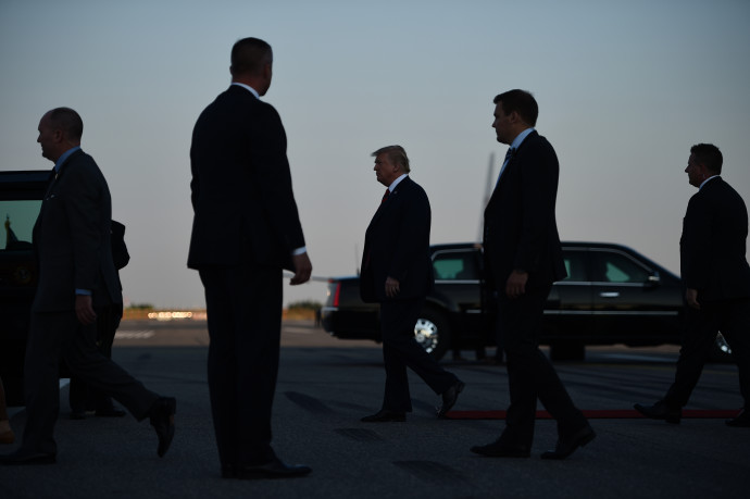 Trump Helsinkibe érkezik. AFP PHOTO / Brendan SMIALOWSKI