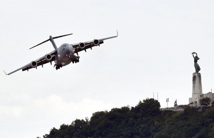 C-17 Globemaster típusú katonai repülõgép repül a Duna felett a Red Bull Air Race mûrepülõ világbajnoki sorozat budapesti állomásán tartott bemutatón 2018. június 24-én. A háttérben a Gellért-hegyi Szabadság-szobor látható. MTI Fotó: Máthé Zoltán