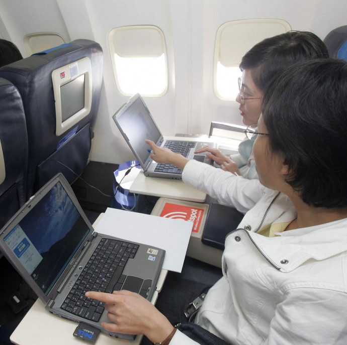 Azért nem netezhetsz a repülőn, mert a légitársaságok nem akarják