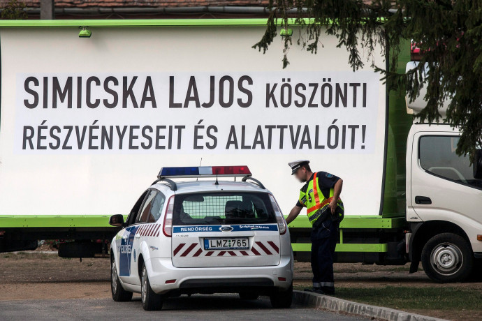 Ellenzéki akció a Fidesz-KDNP frakcióülésének idején 2012 szeptemberében. Fotó: MTI/Szigetváry Zsolt