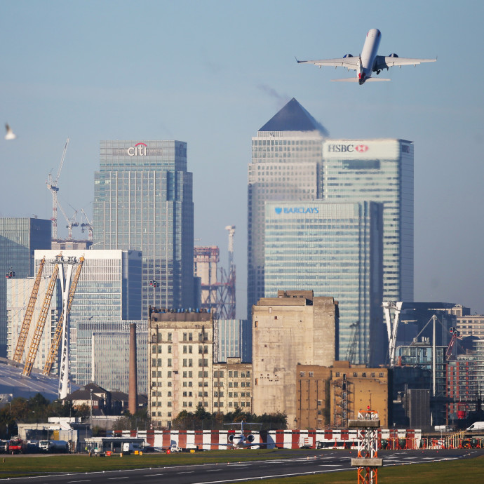 Akár több tízmilliós bónuszokat is fizetnek a brit cégek, hogy megtartsák a képzett európai dolgozókat