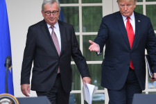 Törékeny fegyverszünetet kötött Trump és Juncker a kereskedelmi háborúban