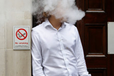 Még mindig túl sokan dohányoznak, ezért újabb helyekről tiltaná ki az EU a cigarettát
