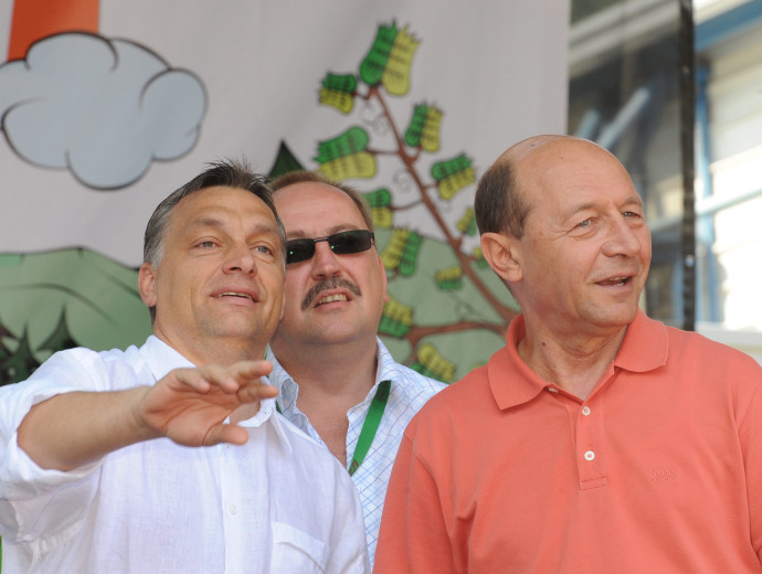 Orbán, Németh Zsolt akkori külügyi államtitkár és Basescu 2010-ben. fotó: MTI/Oláh Tibor