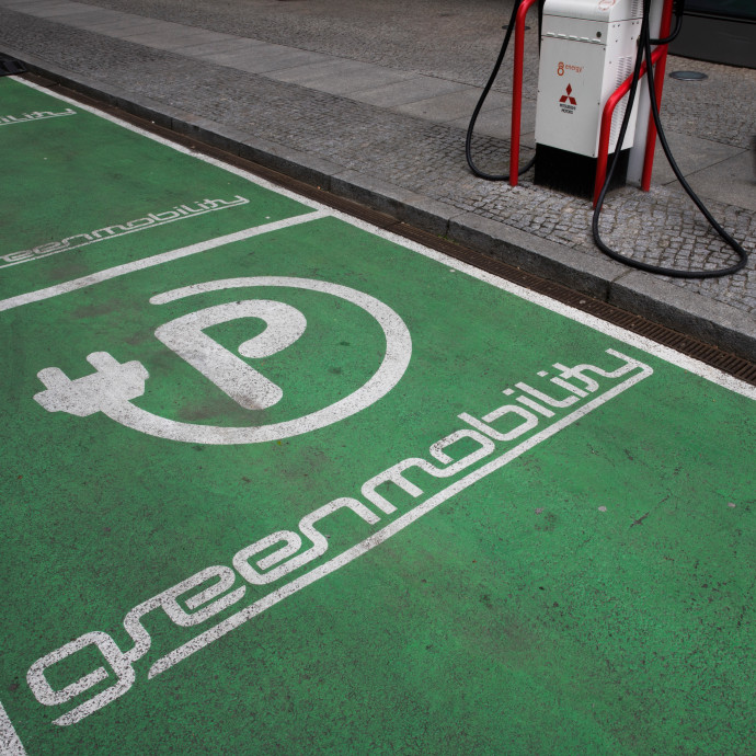A vezető energetikai elemző sem tudott a Balatonra elektromos autóval eljutni Párizsból