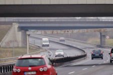 Évi 54 milliárdot keres az állam az M1-es autópályán, mégis majd szétesik