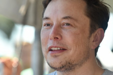 A könnyes szemű Musk elveit feladva állt le üzletelni az olajhatalmakkal