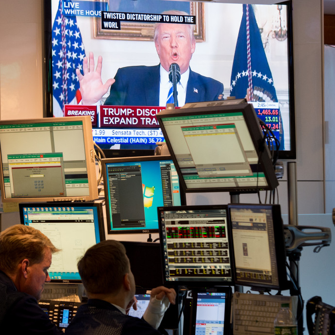 Trump egy Twitter-üzenetben felvetette, hogy a feje tetejére állítaná a nagyvállalatok és befektetők életét