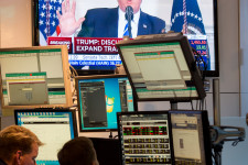 Trump egy Twitter-üzenetben felvetette, hogy a feje tetejére állítaná a nagyvállalatok és befektetők életét