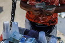 Tegnap még két és fél kiló bankjeggyel lehetett egy guriga WC-papírt venni Venezuelában