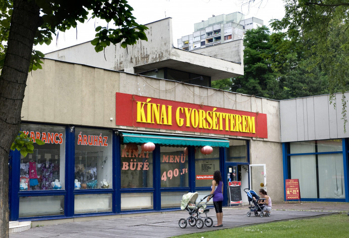 Egy azóta bezárt kínai gyorsétterem Salgótarján főterén 2010-ben. Fotó: Czimbal Gyula/MTI