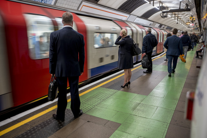 Az ingázás közbeni emailezésnek is bele kellene számítania a munkaidőbe