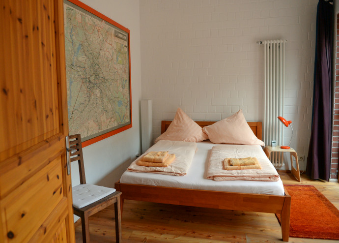 Évi egymilliárd éjszakára hajt az Airbnb, de ezért sok csatát kell még megvívnia