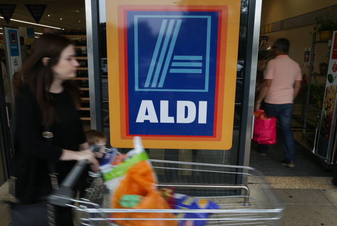 Vásárló egy londoni Aldinál. Fotó: AFP