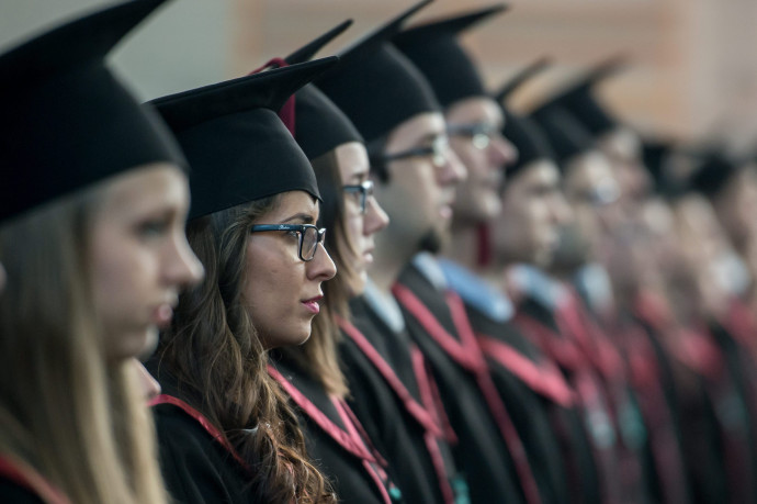 A nők többen diplomáznak, mégis kevesebbet keresnek, mint a férfiak