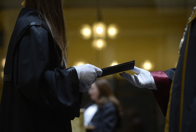 A diplomás nők fizetése Magyarországon marad el a leginkább a férfiakétól