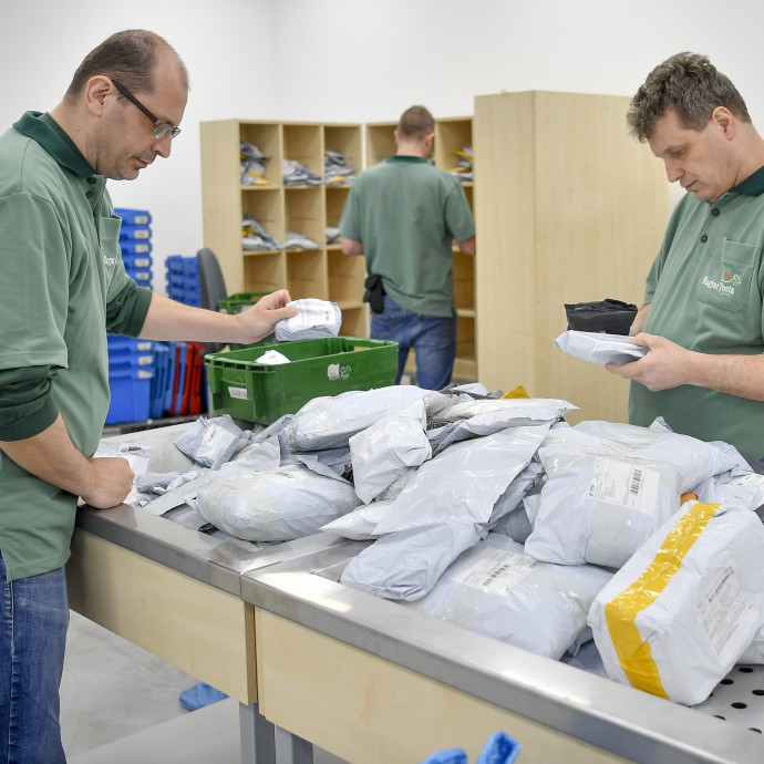 23-szor keres többet a Magyar Posta vezére, mint egy átlagos postás