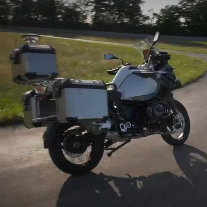 Megvan az önvezető kétkerekű BMW, de nem azért, hogy hazavigyen sörözés után