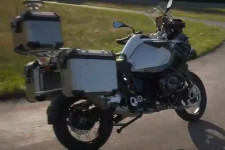 Megvan az önvezető kétkerekű BMW, de nem azért, hogy hazavigyen sörözés után