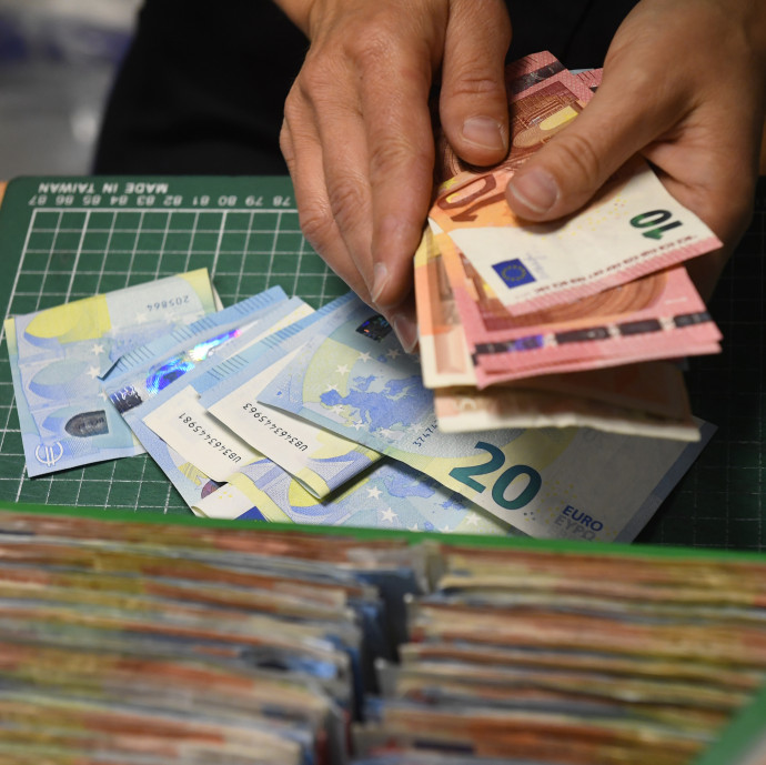 Tízezer eurót ad kölcsön a bank, de legfeljebb 9958-at kell visszafizetned