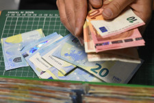 Tízezer eurót ad kölcsön a bank, de legfeljebb 9958-at kell visszafizetned