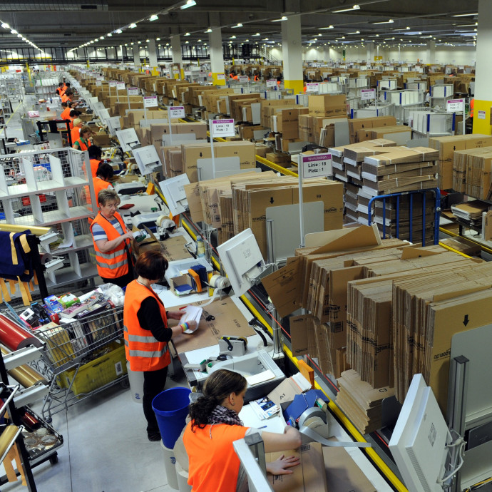 Elmaradó fizetés, 16 órás munkanap, palackba pisilés és félelem – így működik az Amazon házhoz szállítása