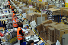 Elmaradó fizetés, 16 órás munkanap, palackba pisilés és félelem – így működik az Amazon házhoz szállítása