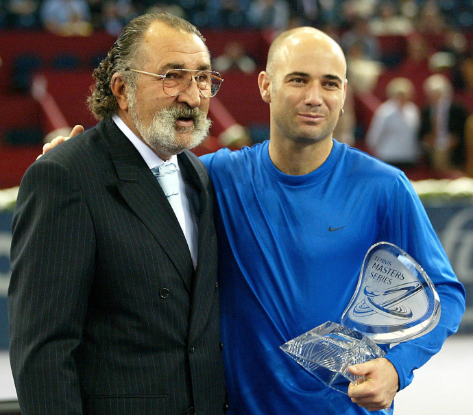 A kilencvenes évek meghatározó amerikai játékosa, Andre Agassi és Tiriac 2002-ben. Fotó: AFP