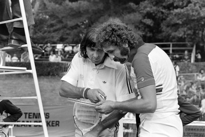 Ilie Nastase balra és Tiriac (jobbra) 1977-ben. Fotó: AFP