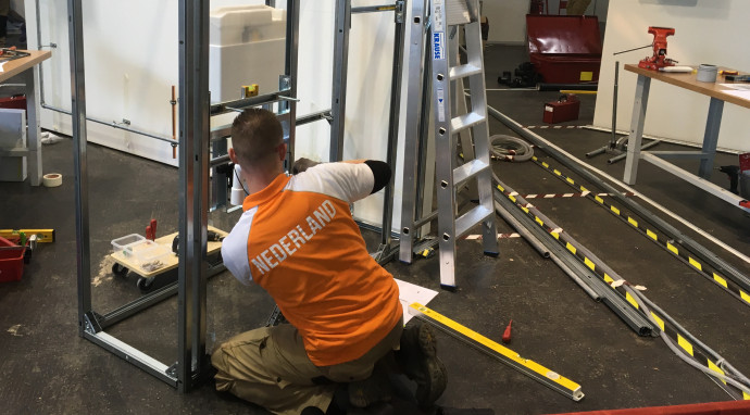 Holland férfi küzdelme a WC-tartállyal. 